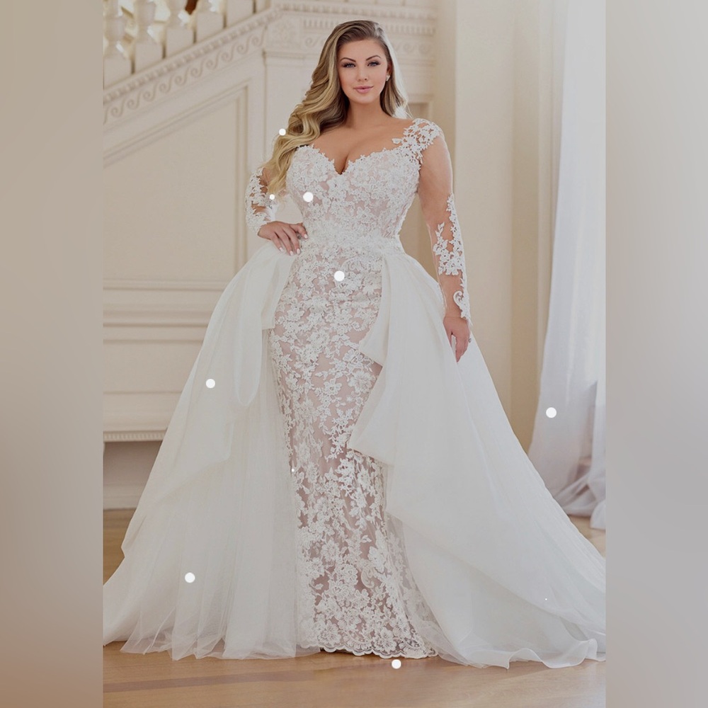 Mon Cherie
Ivory Wedding Gown w/Train